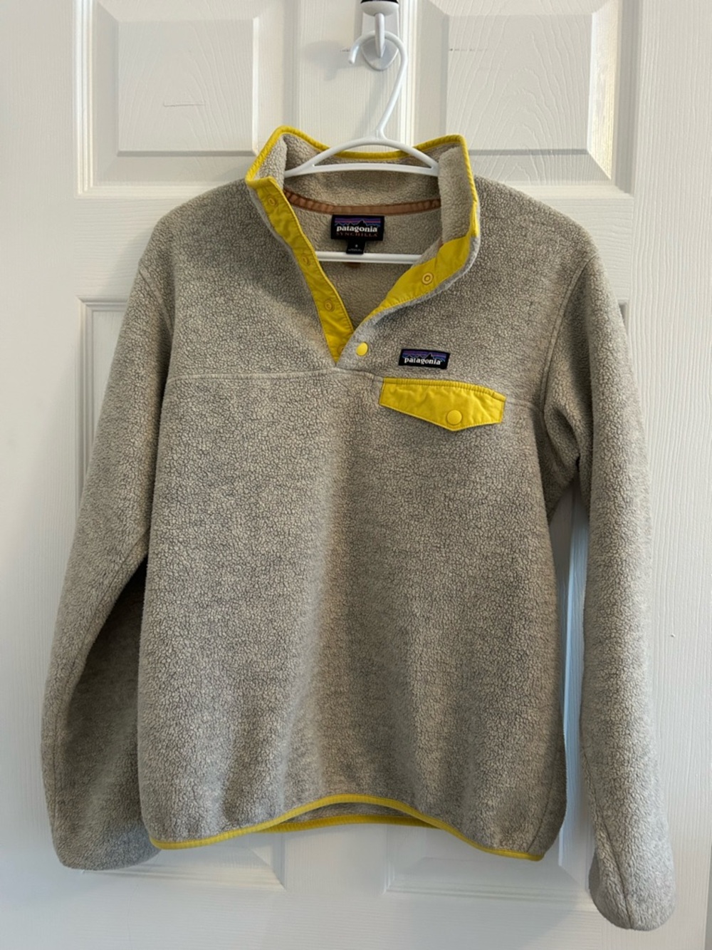 Patagonia Women’s Light Gray Fleece Zip-Up with Yellow Trim